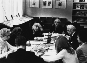 Заседание Международного Исполкома IBBY в Москве, 1973 год. Слева от Сергея Владимировича (и по кругу стола): Элизабет Рилей ( Elizabeth Riley), издатель из Нью-Йорка, Вице-Президент IBBY; Лени Вернек (Leny Wernec), бразильский писатель и председатель Конгресса 1974 IBBY в Рио-де-Жанейро; Антон Тарангер ( Anton Taranger), директор школы из Швеции, Фриц Бруннер (Fritz Brunner), писатель и учитель из Цюриха, казначей IBBY; Женевьева Патт (Genevieve Patte), директор La Joie par les Livre в Париже; спиной сидят Лина Майссен (Leena Maissen), исполнительный директор IBBY, Ниило Висапаа (Niilo Visapaa), Президент IBBY